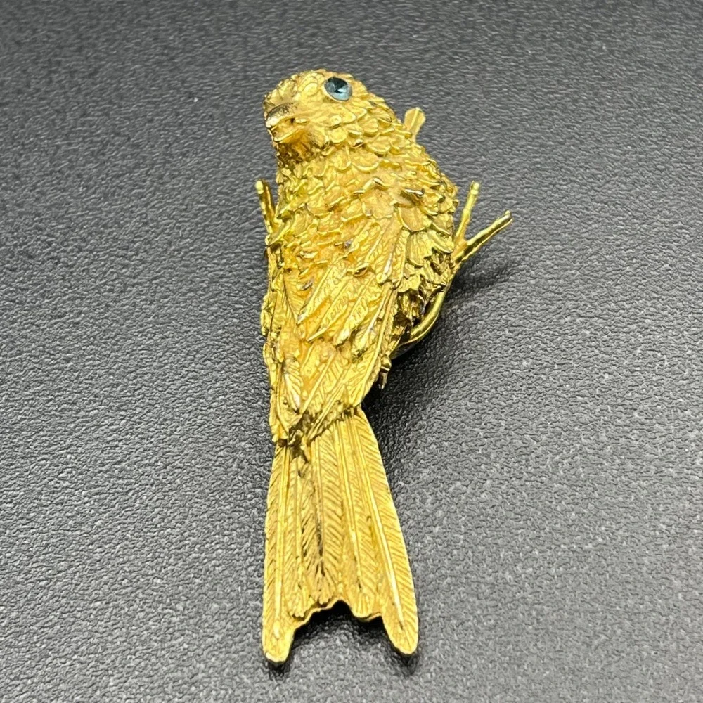 1940s Figural Bird Fur Clip Gold Tone w Blue Rhinestone Eye Vintage